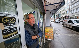Aus dem Eingang seines Geschäfts blickt Andreas Funke auf die Wilhelmstraße. Erst vor Kurzem ist die Baustelle der Wissenswerkstadt abgeräumt worden. - Andreas Zobe