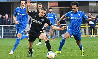 Der vielseitige Filip Bilbija (vorne l.), hier im Duell gegen den Magdeburger Herbert Bockhorn, rückt am Samstag wohl wieder in die SCP-Angriffsreihe. - Imago Images