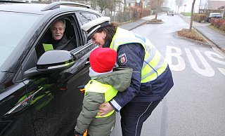 Dieser Autofahrer erhielt eine Rose, da er sich an das Tempoiimit hielt. - Björn Kenter