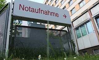 Ende 2019 bringt ein Rettungswagen eine kranke 12-Jährige in die Notaufnahme des Klinikum Lippes. Das Mädchen wird über Nacht stationär aufgenommen, die Mutter weicht nicht von seiner Seite. Elf Stunden später ist das Kind tot. Nun muss sich das damals behandelnde Klinik-Personal erneut wegen fahrlässiger Tötung vor dem Amtsgericht verantworten. Der erste Prozess im Sommer 2023 platzte. - Janet König