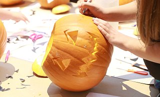 Halloween kann kommen: ein fertig geschnitzter Kürbis. - Claus Frickemeier