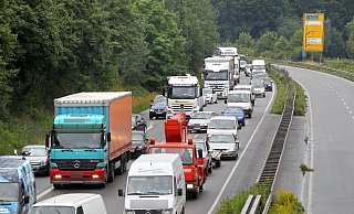 Auf der B239 spüren Autofahrerinnen und Autofahrer jeden Tag, wie viel bisweilen auf den Straßen im Kreis Herford los ist. - Frank-Michael Kiel-Steinkamp Auf der B239 spüren Autofahrerinnen und Autofahrer jeden Tag, wie viel bisweilen auf den Straßen im Kreis Herford los ist. - Frank-Michael Kiel-Steinkamp