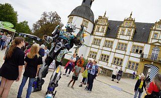 Oliver Kessler spaziert bei der Performance 2025 als Robotman durch den Neuhäuser Schlosspark. - Felix Schwien