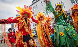 Ausgelassen feiern wollen die Menschen beim Karneval wie hier in Paderborn. - Archivfoto Niklas Tüns