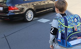 Der Junge war auf dem Heimweg von der Grundschule, als ein Autofahrer ihn mitnehmen wollte. - Symbolfoto: Udo Herrmann/Chromorgange