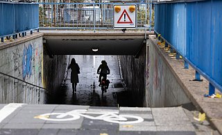 Stadteinwärts dürfen neben Fußgänger auch Radfahrer die Bahnunterführung neben der Borchener Straße in Paderborn nutzen. - Neue Westfälische