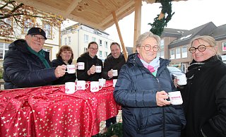 Jürgen Utecht (v.l.), Ilona Werner, Birte Hasselmann, Christian Schomberg, Sabine Utecht und Katja Neuhaus laden zum Weihnachtsmarkt ein. - Sylvia Tetmeyer