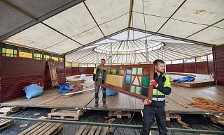 Der "Rohbau" steht schon im Ravensberger Park. Im nächsten Schritt werden 50 Buntglasfenster im Spiegelzelt eingesetzt. - Oliver Krato