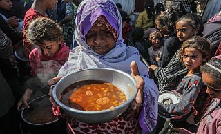 Im Gaza-Gebiet reicht das Essen längst nicht mehr für alle. Auch die medizinische Versorgung funktioniert nach dem Beschuss von Krankenhäusern und wegen fehlender Medikamente nicht mehr richtig. Foto: Abed Rahim Khatib/dpa - Abed Rahim Khatib/dpa Im Gaza-Gebiet reicht das Essen längst nicht mehr für alle. Auch die medizinische Versorgung funktioniert nach dem Beschuss von Krankenhäusern und wegen fehlender Medikamente nicht mehr richtig. Foto: Abed Rahim Khatib/dpa - Abed Rahim Khatib/dpa