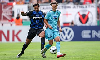 Im DFB-Pokal duellierte sich Kölns Jonah Sticker (rechts) noch mit Paderborns Adriano Grimaldi. Während der Angreifer kurz vor dem Absprung steht, ist der Zugang Stickers fix. - picture alliance/dpa