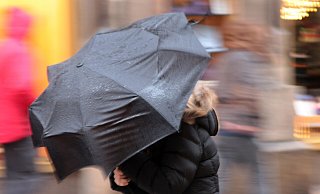 Echtes Schmuddelwetter am Montag in Ostwestfalen-Lippe: Es gibt Regen und Sturmböen. - picture alliance