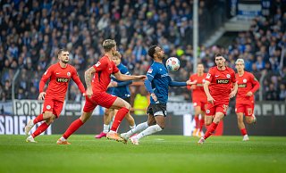 Arminias Noah Sarenren Bazee wird von seinen Elversberger Gegenspielern umringt. - Sarah Jonek Arminias Noah Sarenren Bazee wird von seinen Elversberger Gegenspielern umringt. - Sarah Jonek