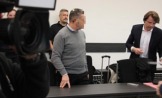 Der angeklagte Honorar-Arzt aus Berlin (52) nimmt an der Seite seines Verteidigers, Sebastian Thieme, (rechts) Platz. - Janet König