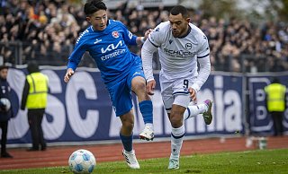 Jeredy Hilterman (r. gegen Daiki Shigeno) hatte in der dritten Minute bereits die Arminia-Führung auf dem Fuß. - Sarah Jonek