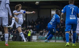 Arminia-Kapitän Mael Corboz hat abgezogen, der Ball landet zur frühen Bielefelder Führung im Herner Tornetz. - Sarah Jonek