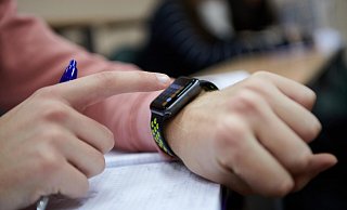 Smartwatches sieht man mittlerweile auch in den Gütersloher Schulen. - picture alliance / PantherMedia