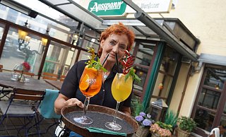 Christa Brinkmann serviert zwei Cocktails im Biergarten des Paderborner Lokals Ausspann. - Felix Schwien Christa Brinkmann serviert zwei Cocktails im Biergarten des Paderborner Lokals Ausspann. - Felix Schwien