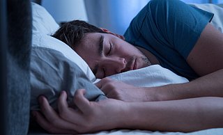 ILLUSTRATION - Ein junger Mann liegt am 24.03.2017 in Hamburg schlafend im Bett (gestellte Szene). Foto: Christin Klose - picture alliance / dpa Themendienst