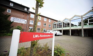 Dieses Unterrichtsgebäude der Pauline-Schule in Paderborn mit Lehrschwimmbecken, Aula und Turnhalle könnte abgerissen werden. - Rajkumar Mukherjee