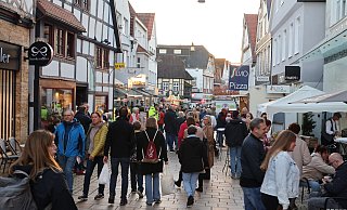 Am verkaufsoffenen Sonntag zog es zahlreiche Besucher und Besucherinnen in die Lübbecker Innenstadt. Das sonnige Wetter lud zum Bummeln und Verweilen ein. - Marco Hilla