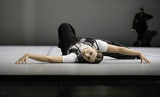 Die Tanz-Produktion des Theater Bielefeld zeigt überraschende Bewegungsabfolgen, die Publikums-Erwartungen konterkarieren, hier mit Tänzerin Dorėja Atkočiūnas. - Bettina Stöß