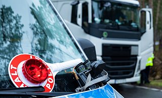 Kurz nach dem Einsatz gingen die Beamten zur Kontrolle mehrerer Lkw über. - phogura - stock.adobe.com