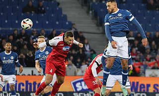 Früh im Spiel gegen Viktoria Köln kommt Arminia-Angreifer Jeredy Hilterman zu einer guten Kopfballgelegenheit. - Oliver Krato