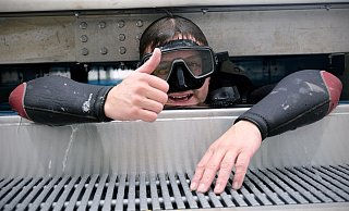 "Alley okay!" - Nach seinem Tauchgang im Lehrschwimmbecken ist Tom zufrieden mit dem Ergebnis. Einer Wiedereröffnung des Bades steht nun kaum noch etwas im Weg. - Felix Eisele