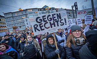 Anfang Februar gab es in Bielefeld die letzte große Demo gegen Rechts. Nun hatte das Bündnis gegen Rechts eine Mahnwache vor dem Großen Ratssaal geplant, wo der Seniorenrat mit allen OB-Bewerbern, auch dem der AfD, diskutieren wollte. - Sarah Jonek