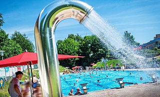 Genau das Richtige an schönen Sommertagen: Das Freibad Schröttinghausen ist nur eine von zahlreichen Möglichkeiten, in Bielefeld Abkühlung zu finden. - Barbara Franke