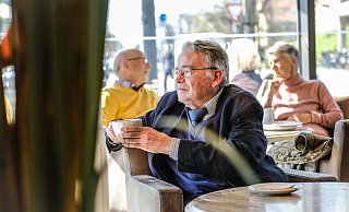 Einsamkeitsgefühle, auch wenn er unter Menschen ist, hat dieser 73-Jährige Hannoveraner, der epd-Medien 2023 seine Geschichte erzählt hat. - epd-bild/Jens Schulze