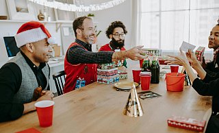 Fröhliches Wichteln: Kollegen tauschen kreative Geschenke bei der Weihnachtsfeier aus. - Symbolbild Pexels Fröhliches Wichteln: Kollegen tauschen kreative Geschenke bei der Weihnachtsfeier aus. - Symbolbild Pexels