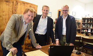 Die CDU Enger - hier bei ihrer Wahlparty: René Siekmann (v. l.), der neue Engeraner Bürgermeister Stefan Böske und der CDU-Stadtverbandsvorsitzende Ronald Aßbrock. - Mareike Patock