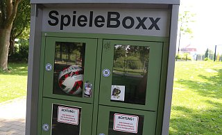 Aus dieser Spielebox an den Paderwiesen in Paderborn sind in diesem Jahr schon viele Sportgegenstände ausgeliehen und dann gestohlen worden. - Holger Kosbab