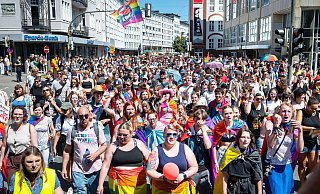 Sie nahm und nahm kein Ende: Die Parade, zwischenzeitich von wohl mehr als 10.000 Menschen besucht und begleitet, zog sich wie ein Lindwurm durch die Innenstadt. - Barbara Franke