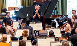 Jonathan Bloxham schätzt die intensive Arbeit mit dem Orchester. Für ihn hat Musik eine "Grammatik", die es zu verstehen und in Klang zu übersetzen gilt. - Ralf Bittner