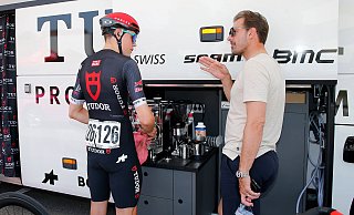 Aufsteiger der Saison: Florian Stork hat für das Schweizer Profiteam Tudor hervorragende Platzierungen eingefahren, zur Freude von Teamchef Fabian Cancellara (r.). - Imago Manuel Stefan