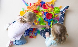 Kinder beim gemeinsamen Spielen: Trotz finanzieller Kürzungen bleibt die Betreuungsqualität in Herforder Kitas dank städtischer Unterstützung gesichert. - picture alliance/dpa/dpa-Zentralbild