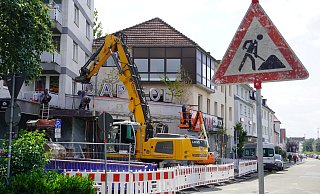 Vor dem Capitol in Paderborn steht ein großes Gerät. - Felix Schwien