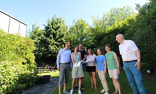 Christian und Dagmar Schulte (v.l.), Daniel Scheering, Melanie Schwarz, Christina Kaschuba sowie Elisabeth und Christoph Jaroschek stehen im Garten des Hauses Graf-von-Galen-Straße 3b. - Sylvia Tetmeyer
