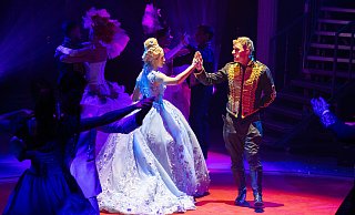Diana Bärhold und Lukas Baeskow spielen im Paderborner Weihnachtscircus die Hauptrollen Cinderella und Prinz. - Niklas Tüns