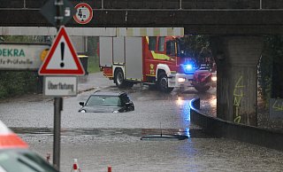 Die Gaußstraße hat sich im Bereich der Unterführung immer wieder in einem Fluss verwandelt. Starkregen wird auch in Herford zum Problem. - Claus Frickemeier