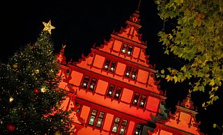 Zur Zeit des Weihnachtsmarkts und angestrahlt, wirkt das Paderborner Rathaus besonders harmonisch. Doch im Gebäude selbst läuft es bei den Haushaltsberatungen ganz anders. - Niklas Tüns