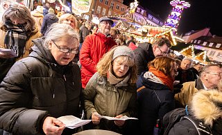 Das Weihnachtssingen unter dem Paderborner Domturm findet traditionell am Freitag vor dem vierten Advent statt. - Niklas Tüns