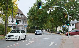Ein 78-jähriger Radfahrer ist beim Zusammenstoß mit einem Lieferwagen auf Höhe der Fußgängerampel an der Steinstraße, Ecke Portastraße gestürzt und lebensgefährlich verletzt worden. - Ulf Hanke