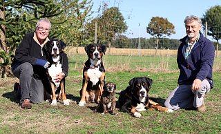 Petra und Dieter Hartmann mit ihren vier Hunden, von denen drei als Therapie-Begleithunde ausgebildet sind, in ihrer Hundeschule "Der fitte Hund" in Nordhemmern. - MT-Foto: Alex Lehn