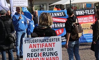 Als sich die rund einhundert Querdenker schließlich in Bewegung setzten, um durch die Fußgängerzone zu marschieren, zogen diese spätestens auf dem Alten Markt den Unmut zahlreicher Besucher der Innenstadt auf sich. - Claus Frickemeier