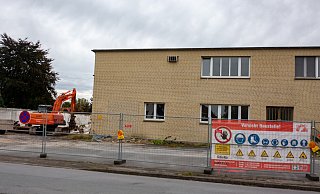 Bis vor ein paar Wochen prägte das Menzi-Gebäude einen Teil der Sandortstraße. Auf der Industriebrache entstehen Wohnhäuser. - Andre Schneider