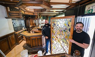 Dunkles Holz, polierte Flächen und Glas in Jugendstil-Optik: Johnathon Palmer (l.) und Ferhat Kali haben das Interieur ihres Pubs zusammen mit irischen Experten entworfen. - Andreas Zobe