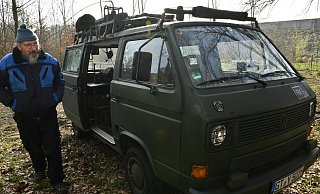 Der mit viel Herzblut umgebaute VW Transporter Baujahr 1992 ist alles, was Siegfried Lübke von seinem Freund Tobias Bentke blieb. - Jonas Damme